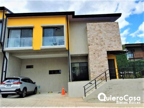 Preciosa casa en renta en condominio Acacia