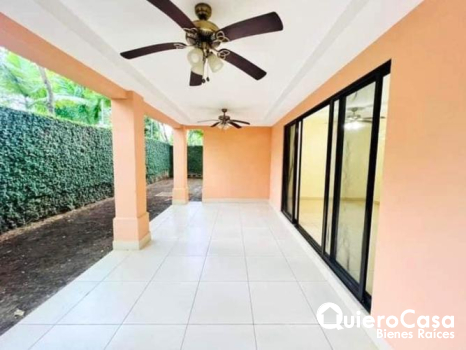 Amplio y moderno apartamento en renta.