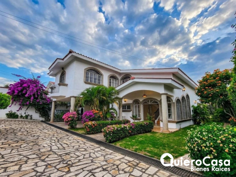Elegante residencia disponible en renta