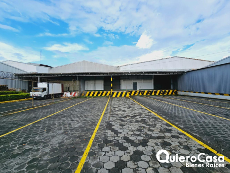 Bodega de 1,800 mts2 en renta