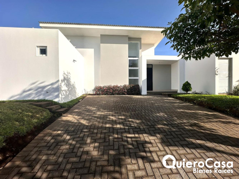 Venta de Casa Moderna en Carretera Sur