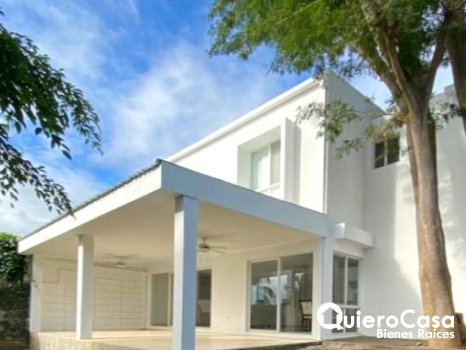 Moderna y ámplia casa en venta en Santo Domingo