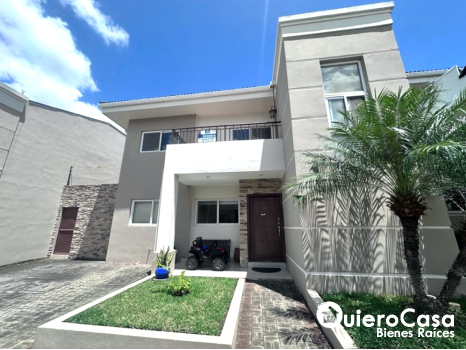 Casa Semi-Amueblada en Renta en Santo Domingo