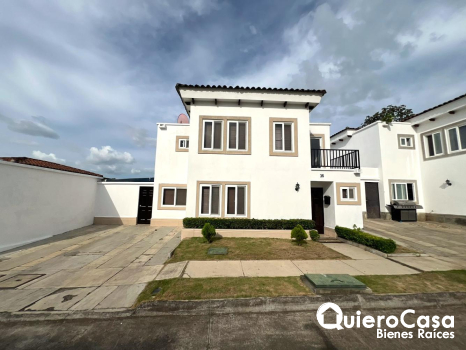 Casa en Renta en Las Colinas