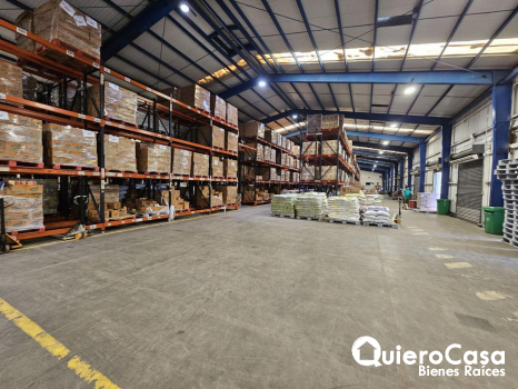 Bodega amplia con fácil acceso y excelente conectividad