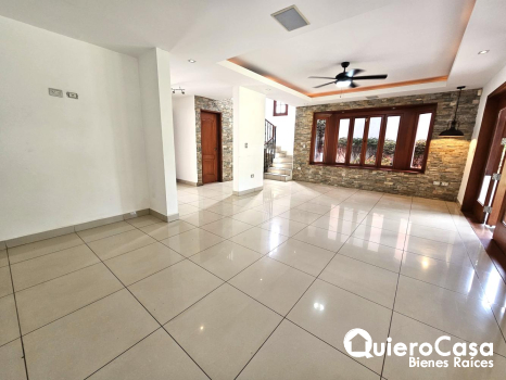 Preciosa residencia en renta en Las Colinas