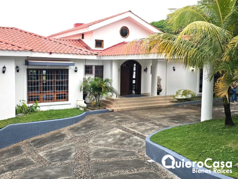 Hermosa Casa en Renta en Carretera Sur